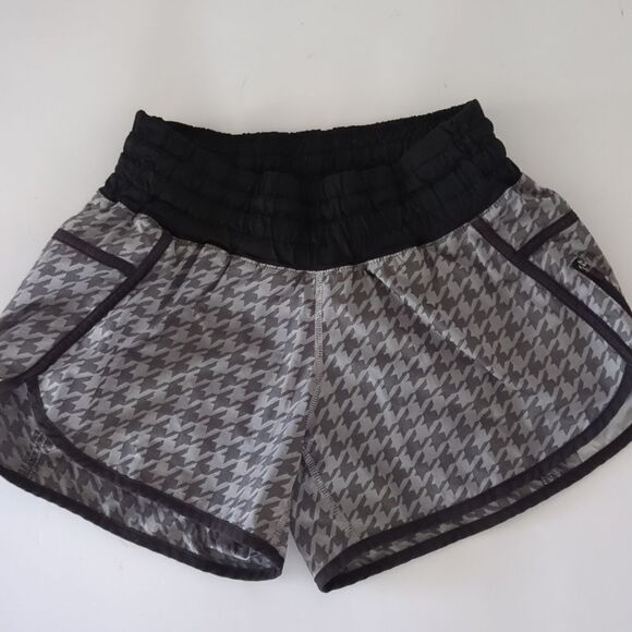 Lululemon Tracker Short II Giant Houndstooth 4” MR Sz 6 - Picture 4 of 10